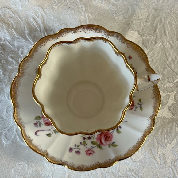 Vintage teacup. Beautiful rose patterned bone china. By Victoria. - Picture 6 of 7